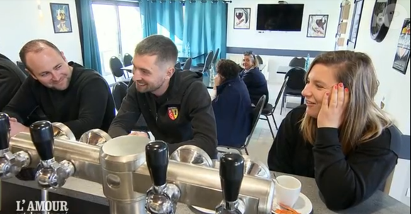 Océane à la ferme avec ses prétendants dans "L'amour est dans le pré".