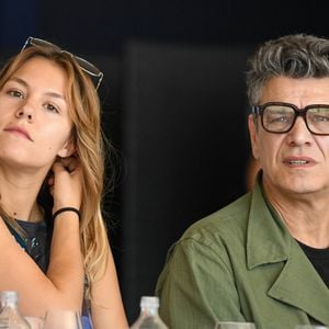 Ensemble, ils reprendront le titre Dis-moi que l’amour, initialement sorti en 2003.

Yasmine Lavoine et son père Marc Lavoine dans l'Espace VIP lors de la 9ème édition du "Longines Paris Eiffel Jumping" au Champ de Mars à Paris, France, le 24 juin 2024. © Perusseau-Veeren/Bestimage