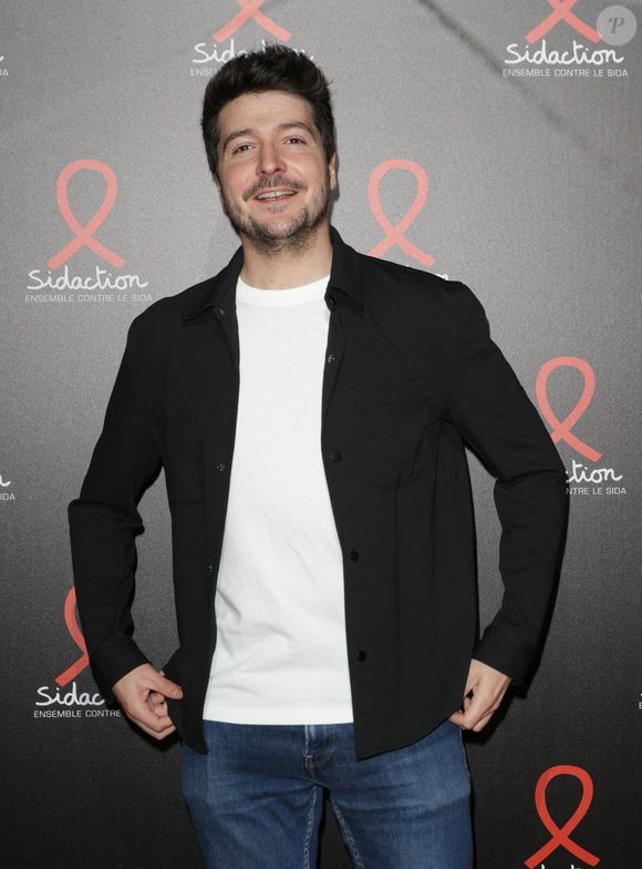 "Evidemment que ça me fait rêver. C'est merveilleux de s'aimer comme ça. J'ai pensé très fort à celle que j'aime. J'ai failli le dire à l'antenne, mais je me suis retenu. Je me suis dit : 'Ne commence pas, ce n'est pas ton moment.' Un cœur qui bat, c'est magnifique. Vive l'amour"

Eliot Deval - Photocall de la soirée de lancement du Sidaction 2025 au Lido à Paris le 3 mars 2025. © Coadic Guirec/Bestimage