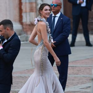 Du coup forcément, les journalistes n'ont pu s'empêcher de comparer les deux silhouettes et de juger celle qui, selon eux, portait le mieux cette création Haute-Couture.

Vittoria Ceretti, compagne de Léonardo Dicaprio au mariage de Jeff Bezos et Lauren Sanchez juin 2025 @Backgrid UK/ Bestimage