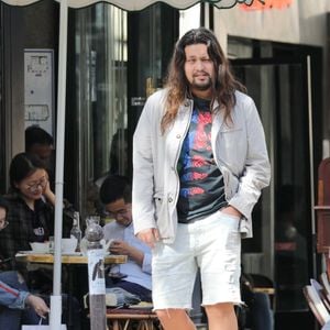 Lulu (Lucien) Gainsbourg à la sortie d'un restaurant avec des amis à Paris le 23 avril 2018.
Crédit : Agence/Bestimage