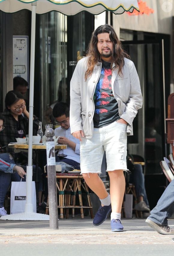 Lulu (Lucien) Gainsbourg à la sortie d'un restaurant avec des amis à Paris le 23 avril 2018.
Crédit : Agence/Bestimage