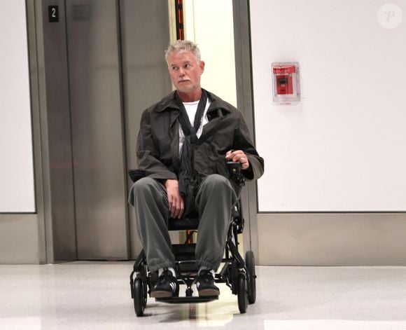 Los Angeles, CA Eric Dane a été vu arrivant à l'aéroport international de Los Angeles dans un fauteuil roulant, semblant fragile après avoir annoncé son diagnostic de SLA. 05/11/2025

Photo : Backgrid USA / Bestimage