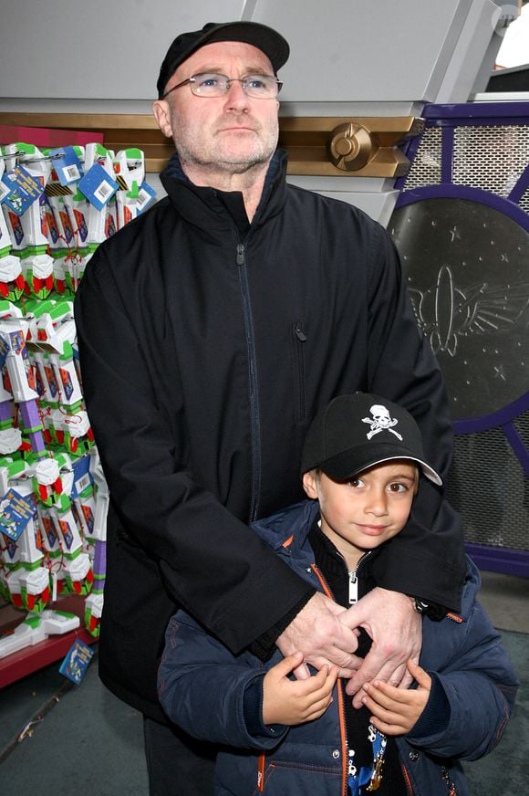 Le chanteur Phil Collins et son fils Nicholas assistent à la journée de célébration du 15e anniversaire de Disneyland Resort Paris à Marne-la-Vallée, à l'est de Paris, en France, le 31 mars 2007. PhotoDenis Guignebourg/ABACAPRESS.COM