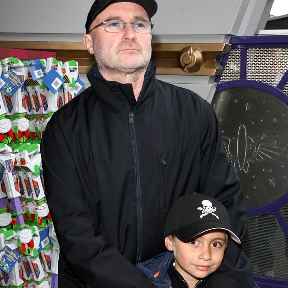 Le chanteur Phil Collins et son fils Nicholas assistent à la journée de célébration du 15e anniversaire de Disneyland Resort Paris à Marne-la-Vallée, à l'est de Paris, en France, le 31 mars 2007. PhotoDenis Guignebourg/ABACAPRESS.COM