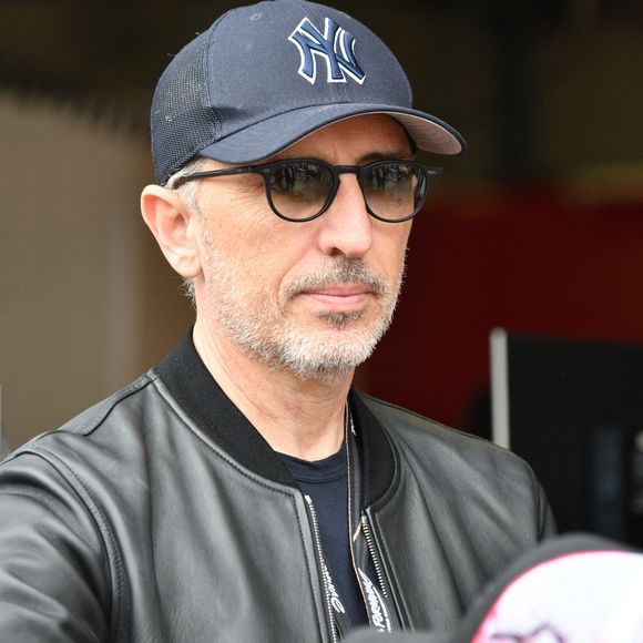 Gad Elmaleh au stand Nissan durant le 6eme Monaco E-Prix à Monaco, le 6 mai 2023.
Nick Cassidy (Envision Racing) s’est imposé à Monaco  devant le Néo-Zélandais Mitch Evans (Jaguar TCS Racing), arrivé second, et le Britannique Jake Dennis (Avalanche Andretti), 3eme. Nick Cassidy prend la tête du championnat.
Le championnat de Formule E est une compétition automobile, organisée par la FIA, mettant en scène uniquement des monoplaces 100%  électriques. Le premier E Grand Prix a eu lieu à Pekin en septembre 2014. © Bruno Bebert/Bestimage