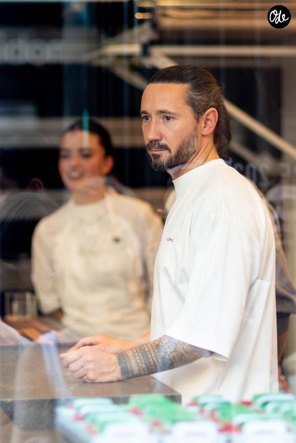 La chanteuse Rosalia participe à un tournage avec le chef patissier Cédric Grolet à Paris le 26 septembre 2023 à Paris. Agence / Bestimage