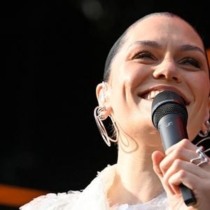 Jessie J éblouit dans un ensemble étincelant lors de son concert à Radio 2 In The Park qui se tient à Hylands Park à Chelmsford. Backgrid UK/ Bestimage