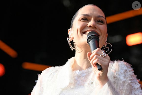 Jessie J éblouit dans un ensemble étincelant lors de son concert à Radio 2 In The Park qui se tient à Hylands Park à Chelmsford. Backgrid UK/ Bestimage