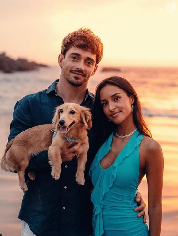 Comme en témoigne la publication Instagram du célèbre pilote monégasque, ils ont aussi emmené avec leur petit Léo, un adorable teckel à poils longs qu'ils ont adopté en avril. 

Charles Leclerc et sa compagne Alexandra Saint Mleux et leur petit chien "Léo" immortalisés sur Instagram (Capture d'écran).