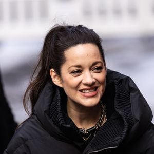 À tel point que celles-ci ont même un impact sur sa routine beauté. 

Marion Cotillard à la sortie de l'hôtel "Grand Hyatt" lors de la 75ème édition du festival international du film de Berlin (La Berlinale 2025), le 16 février 2025.