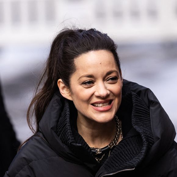 À tel point que celles-ci ont même un impact sur sa routine beauté. 

Marion Cotillard à la sortie de l'hôtel "Grand Hyatt" lors de la 75ème édition du festival international du film de Berlin (La Berlinale 2025), le 16 février 2025.
