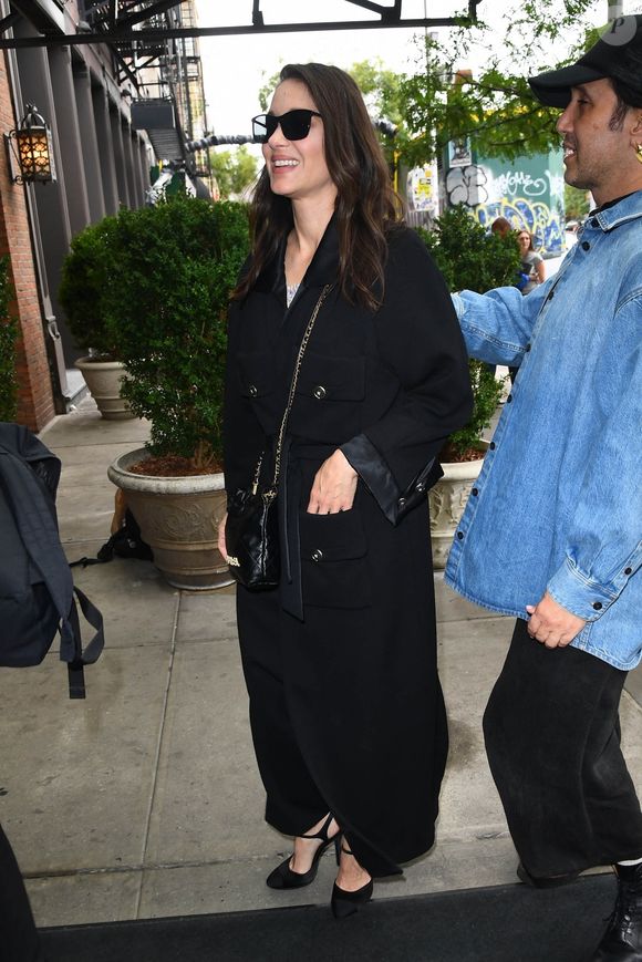 New York, NY  Actress Marion Cotillard is spotted stepping into her hotel in New York, sporting a fabulous Chanel bag.



Pictured: Marion Cotillard