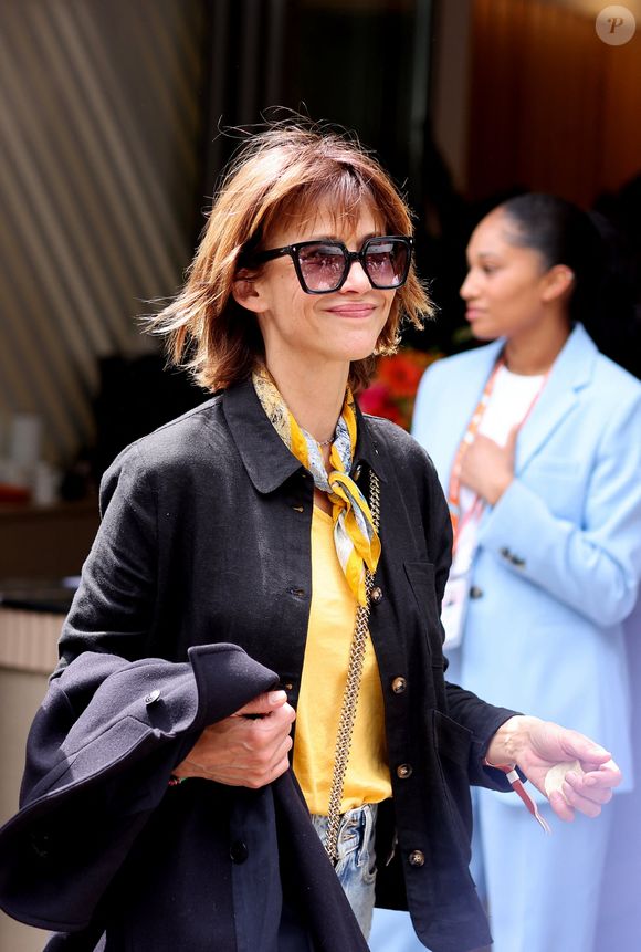 Pour une émission littéraire sur France Inter.

Sophie Marceau - Célébrités au village lors des Internationaux de France de tennis de Roland Garros 2024 à Paris le 9 juin 2024.

Photo : JACOVIDES-MOREAU / BESTIMAGE