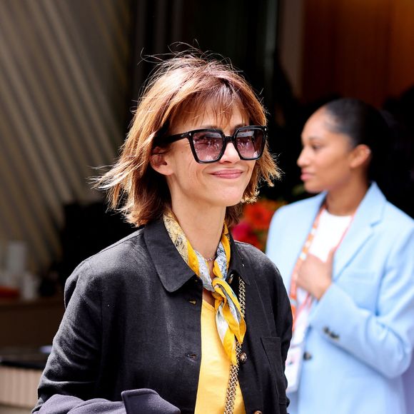 Pour une émission littéraire sur France Inter.

Sophie Marceau - Célébrités au village lors des Internationaux de France de tennis de Roland Garros 2024 à Paris le 9 juin 2024.

Photo : JACOVIDES-MOREAU / BESTIMAGE