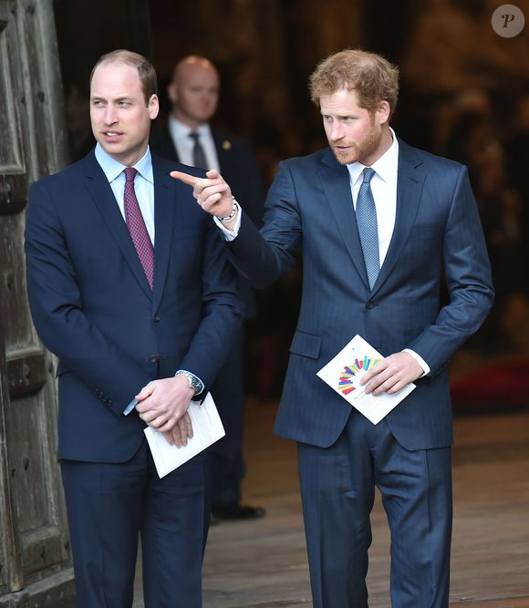 Le prince William et le prince Harry assistent à une messe à l'occasion de la journée du Commonwealth en l'Abbaye de Westminster à Londres, le 14 mars 2016.

Photo : Agence / Bestimage