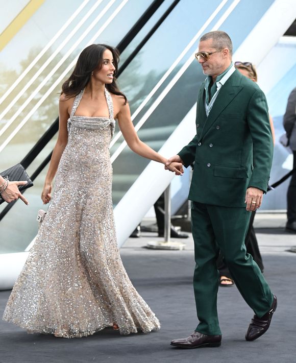 Brad Pitt et Ines de Ramon à la première européenne du film F1 au Cineworld de Leicester Square à Londres, le 23 juin 2025. 

Photo : Justin Goff / GoffPhotos / Bestimage