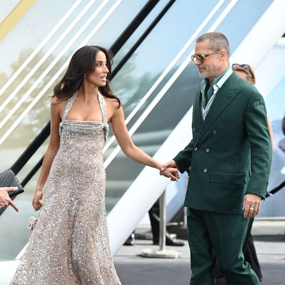 Brad Pitt et Ines de Ramon à la première européenne du film F1 au Cineworld de Leicester Square à Londres, le 23 juin 2025. 

Photo : Justin Goff / GoffPhotos / Bestimage