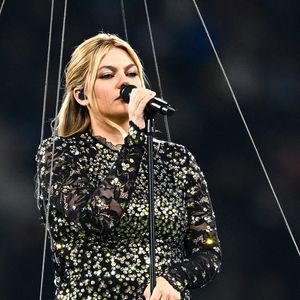 La chanteuse française Louane Emera lors d'un concert pendant le match de rugby des 6 Nations XV de France VS Ecosse le 15 mars 2025 au Stade de France à Paris, France. Photo by Victor Joly/ABACAPRESS.COM