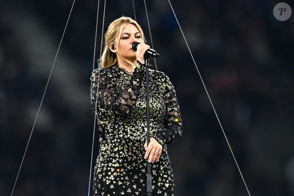 La chanteuse française Louane Emera lors d'un concert pendant le match de rugby des 6 Nations XV de France VS Ecosse le 15 mars 2025 au Stade de France à Paris, France. Photo by Victor Joly/ABACAPRESS.COM