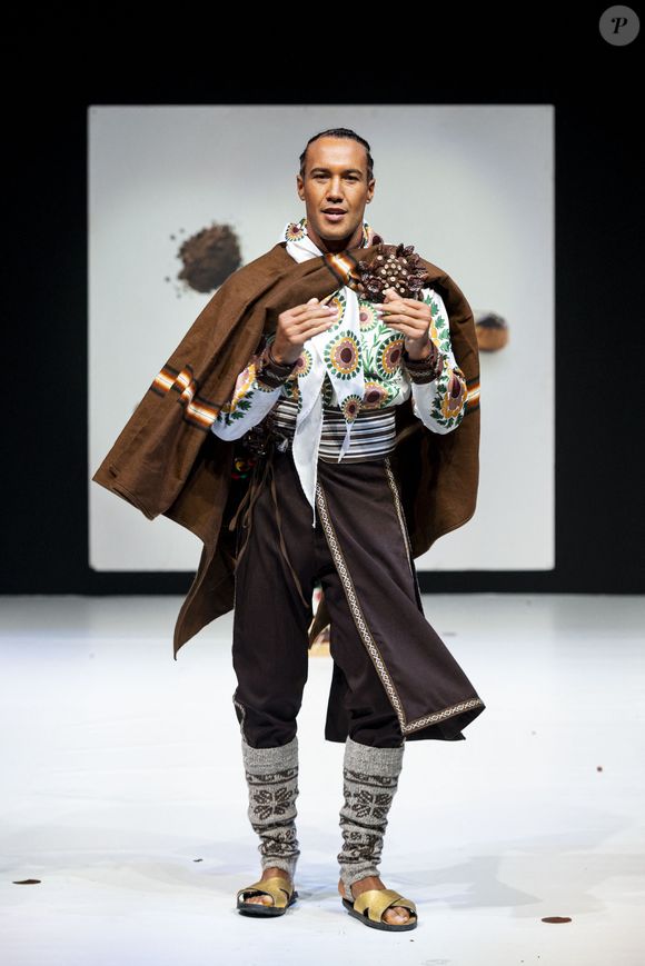 Christophe Bertrand et Nicolas Morin pour La Reine Astrid & le créateur Ricardo Dávila pour Promperú France Modèles portés par Laurent Maistret - Défilé d'ouverture du salon du chocolat 2023 à Paris porte de Versailles en faveur de l’association Mécénat Chirurgie Cardiaque le 27 octobre 2023.

© Perusseau / Veeren / Bestimage