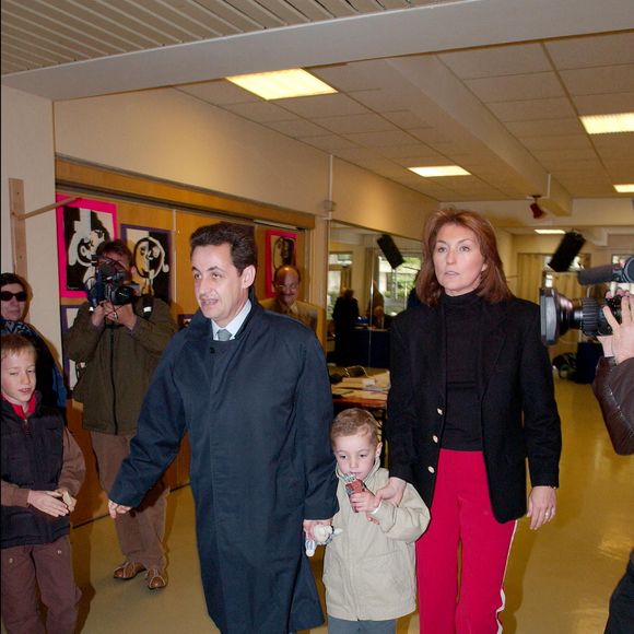 © Jean-Jacques Datchary/ABACA. 34418. Neuilly-Sur-Seine-France, 5/5/2002. Nicolas Sarkozy ( RPR), avec son épouse et son fils au bureau de vote de Neuilly-Sur-Seine pour le second tour de l'élection présidentielle.