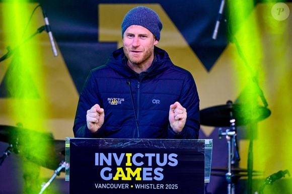L’équipe nigériane de basket-ball en fauteuil a offert des maillots personnalisés aux Sussex, y compris pour leurs enfants.

Le prince Harry lors de la cérémonie d'accueil de Whistler pour les Jeux Invictus Vancouver Whistler 2025 au Canada. Le 10 février 2025 ©Backgrid USA / Bestimage