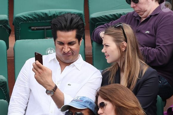 Sugar Sammy et sa compagne en tribune lors des internationaux de tennis de Roland Garros le 28 mai 2018.
© Dominique Jacovides / Cyril Moreau / Bestimage