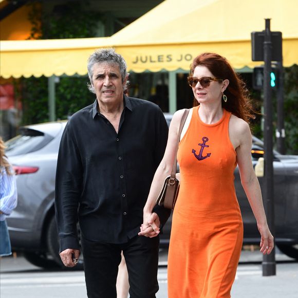 Julien Clerc et sa femme Hélène - Mariage de Claude Lelouch à la mairie du 18ème à Paris. Le 17 juin 2023. (Agence / Bestimage)