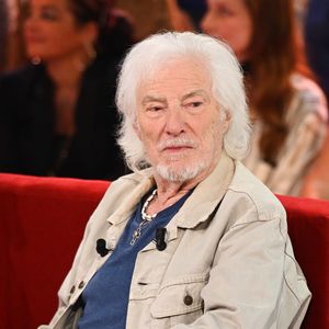 Le chanteur a révélé avoir été victime d'arnaques.

Hugues Aufray lors de l'enregistrement de l'émission "Vivement dimanche" à Paris, FRanxce, le 9 septembre 2025 et diffusée le 12 octobre 2025 sur France 3. © Guillaume Gaffiot/Bestimage