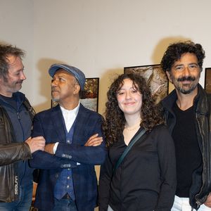 Exclusif -  Bruno Debrandt, Pascal Légitimus, Sambre Rouillon, Etienne Saldes - Pascal Legitimus célèbre ses cinquante ans de carrière et présente une exposition photographique de son travail sur les coquillages au Studio Design Center à Paris le 24 mars 2025.

© Jeremy Melloul / Bestimage