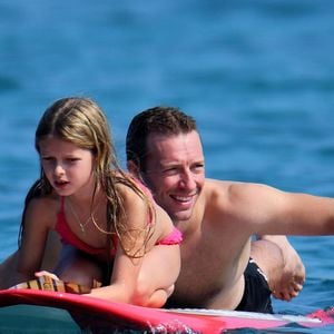 Exclusif - Gwyneth Paltrow passe ses vacances de Noel en famille a Hawaii. Pour le Nouvel An, la petite famille a profite de la plage, du paddle ou du farniente le 1er janvier 2014.