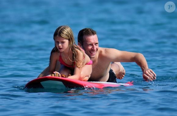 Exclusif - Gwyneth Paltrow passe ses vacances de Noel en famille a Hawaii. Pour le Nouvel An, la petite famille a profite de la plage, du paddle ou du farniente le 1er janvier 2014.