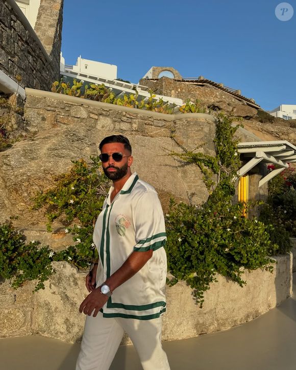 Elle aurait été prise en charge par les secours pour y être “intubée” et placée en “réanimation”.