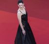 Et à voir sa réaction, la douleur était bien réelle. Marion Cotillard sursaute aussitôt et lâche un grand "Aah ! Hmmm ok !" en grimaçant, avant de regarder autour d’elle, surprise et un peu sonnée par le choc.

Marion Cotillard - Montée des marches du film " Karma " lors du 79ème Festival International du Film de Cannes, le 15 mai 2026. © Camilla Canalini / Bestimage