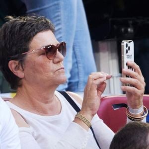 Sa mère défend publiquement son fils et n’hésite pas à critiquer les injustices qu’elle perçoit.

Véronique Rabiot dans les tribunes du match du groupe D de l'Euro 2024 entre l'équipe de France face à l'Autriche (1-0) à Dusseldorf en Allemagne le 17 juin 2024.

© Cyril Moreau/Bestimage