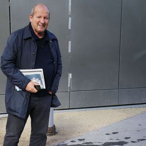 Exclusif - Rolland Courbis quitte les studios de BFM TV à Paris le 22 octobre 2023.