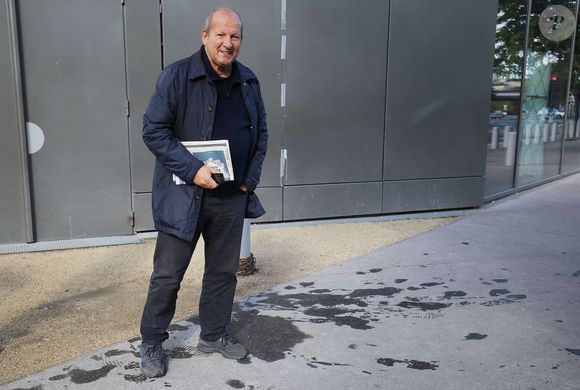 Exclusif - Rolland Courbis quitte les studios de BFM TV à Paris le 22 octobre 2023.