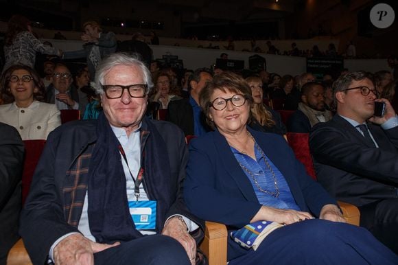 Non loin du couple, Martine Aubry était présente avec son mari Jean Louis Brochen. Une sortie en amoureux pour l'ancienne maire de Lille qui a annoncé le départ de son poste au début du mois de mars. 

Martine Aubry , Jean Louis Brochen - Cérémonie d'ouverture du festival Series Mania à Lille le 21 mars 2025. Stéphane Vansteenkiste/Bestimage