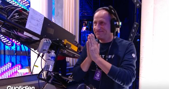 Yann Barthès annonce le départ à la retrait d'un membre de son équipe de "Quotidien". TMC
