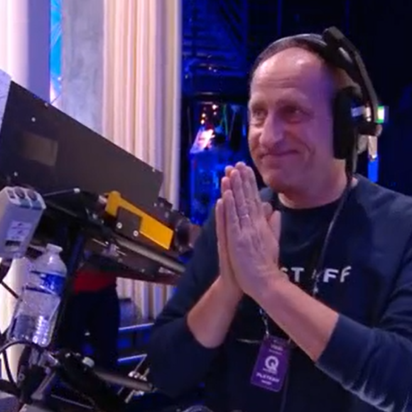 Yann Barthès annonce le départ à la retrait d'un membre de son équipe de "Quotidien". TMC