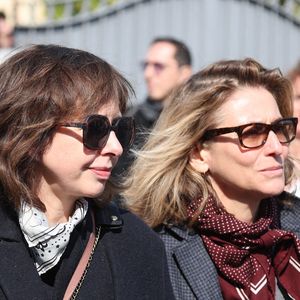 La cérémonie a été profondément émouvante, mêlant rires et larmes, illustrant l’impact de Bruno Salomone sur ses proches et collègues.
Valérie Bonneton - Sorties des obsèques de Bruno Salomone en l'église Sainte-Anne de Polangis de Joinville-le-Pont (Val-de-Marne) le 23 mars 2026. © Cyril Moreau - Dominique Jacovides / Bestimage