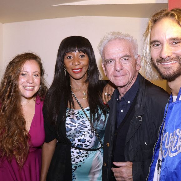 Passée à la rue après des années à être la star d'une sitcom célèbre des années 1990, celle qui a perdu ses 3 enfants placés par les services sociaux (ndlr : elle a retrouvé Rafaël et Shiloh récemment) semble avoir remonté la pente et reprendre goût à la vie. 

Exclusif - Mallaury Nataf, Lys , BB Ange, Jacky et Florian Hessique - Générale du spectacle "Psych&Lyrique" à la Comédie Saint-Michel à Paris le 13 septembre 2025. © Cédric Perrin/Bestimage