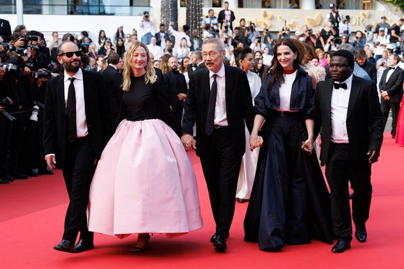 Carlos Reygadas, Alba Rohrwacher, Hong Sang-soo, Juliette Binoche, Dieudo Hamadi - Montée des marches de la cérémonie de clôture du 78ème Festival International du Film de Cannes, au Palais des Festivals à Cannes. Le 24 mai 2025
© Jacovides-Moreau / Bestimage