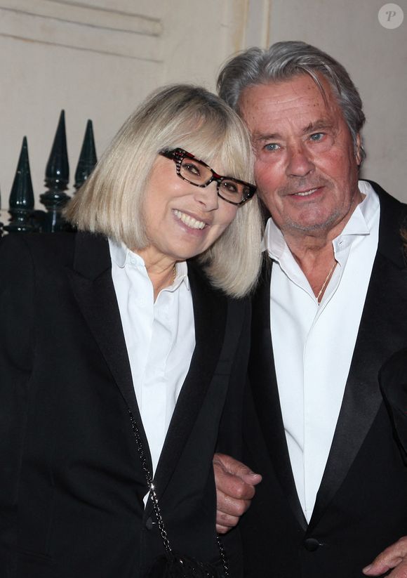 Malgré leur rupture, ils seront restés très proches.

Mireille Darc et Alain Delon au gala de l'IFRAD au Cirque d'Hiver à Paris, France, en septembre. Photo par Denis Guignebourg/ABACAPRESS.COM