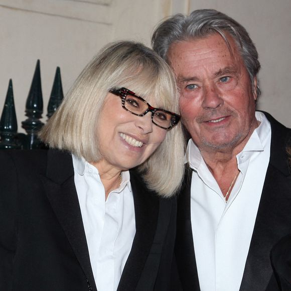Malgré leur rupture, ils seront restés très proches.

Mireille Darc et Alain Delon au gala de l'IFRAD au Cirque d'Hiver à Paris, France, en septembre. Photo par Denis Guignebourg/ABACAPRESS.COM
