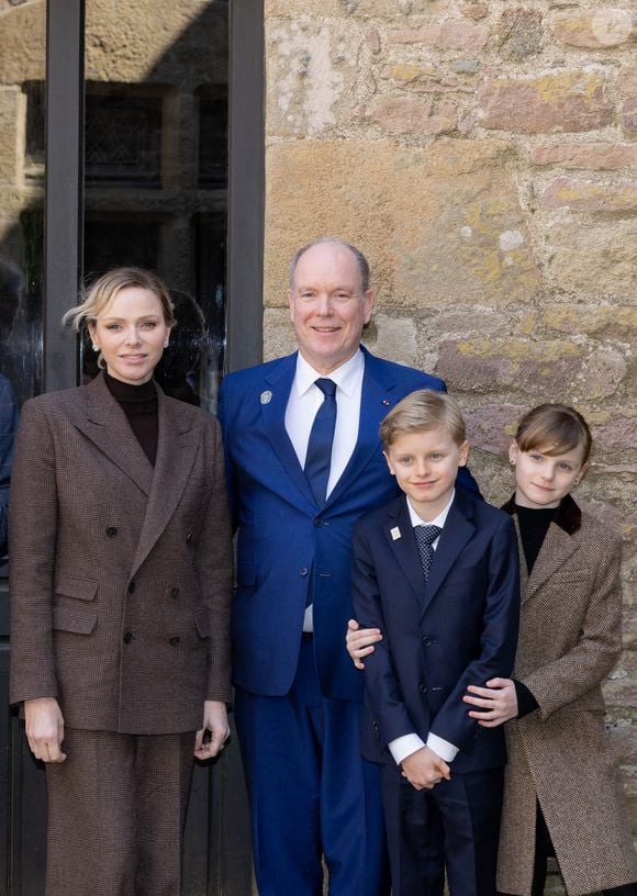 Au-delà des moments complices, le souverain se montre vigilant quant à l’exposition de ses enfants...

La princesse Charlène de Monaco, le prince Albert II de Monaco, la princesse Gabriella de Monaco et le prince Jacques de Monaco posent avec la famille Jouon des Longrais, propriétaire du château, lors de leur visite du château de Fort-la-Latte, le 9 avril 2025 en Bretagne, Photo Olivier Huitel/POOL/ABACAPRESS.COM