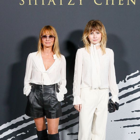 Axelle Laffont et sa fille Mitty Hazanavicius au photocall du défilé de mode féminine Shiatzy Chen printemps-été 2025 lors de la Fashion Week de Paris (PFW), à Paris, France, le 30 septembre 2024. © Christophe Clovis/Bestimage