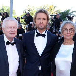 Philippe Lacheau et ses parents Gérard et Huguette - Montée des marches du film « Karma » lors du 79ème Festival International du Film de Cannes, le 15 mai 2026. © Jacovides-Moreau / Bestimage