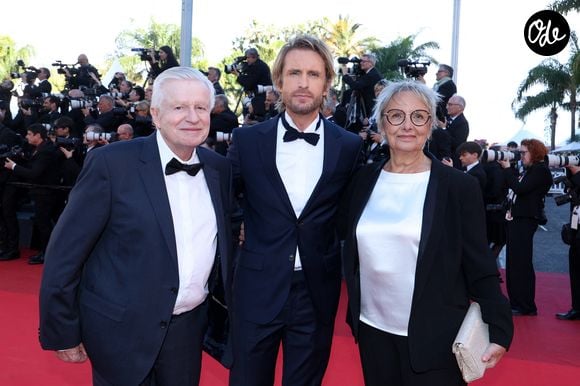 Philippe Lacheau et ses parents Gérard et Huguette - Montée des marches du film « Karma » lors du 79ème Festival International du Film de Cannes, le 15 mai 2026. © Jacovides-Moreau / Bestimage